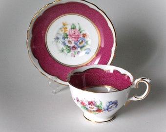 Burgunderrote Blumen-Teetasse und Untertasse aus Bone China von Crown Staffordshire