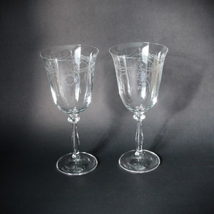 Set van twee bordeaux kristalglas met bloemmotief