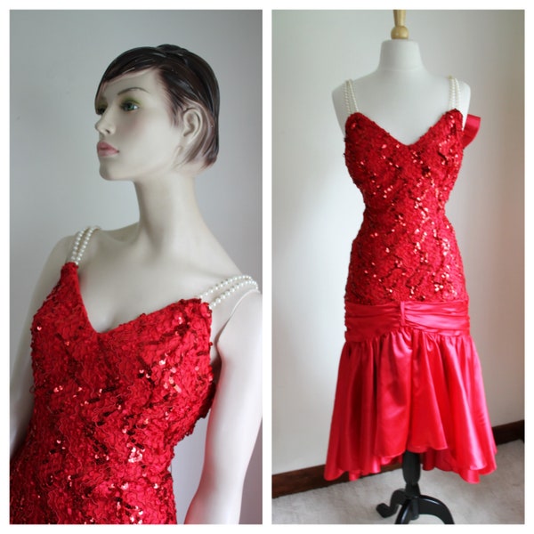 Robe en satin rouge vintage des années 80, dentelle, perles, nœud, paillettes, très petite, formelle