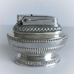 Isqueiro de mesa banhado a prata Ronson modelo Queen Anne