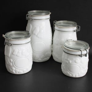 Juego de botes de vidrio opalino Wheaton Fine Glassware con diseño de frutas, década de 1960.