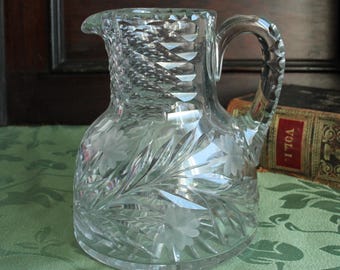 Jarra de cristal con forma de campana y grabado floral de 34 onzas.
