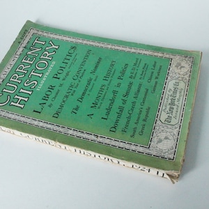 Puede incluir: Una portada de revista verde para la edición de agosto de 1924 de Current History, una revista ilustrada. La portada presenta el texto "Current History" en letras grandes y negritas, y el subtítulo "Labor Politics" en letras más pequeñas. La portada también incluye el texto "Democratic Convention" y "A Month's History".