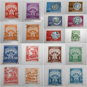 Op de afbeelding: Een verzameling vintage postzegels uit de voormalige Federale Volksrepubliek Joegoslavië. De postzegels hebben verschillende ontwerpen, waaronder een ster, een boom en een arbeider. De postzegels zijn in verschillende kleuren, waaronder rood, blauw, groen en oranje. De postzegels zijn in goede staat en zouden een geweldige aanvulling zijn op elke postzegelverzameling.