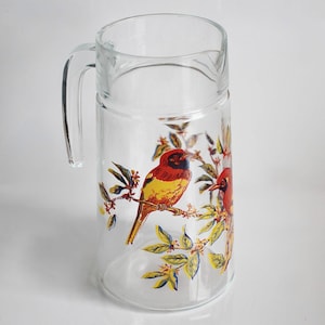 Jarra Luminarc con diseño de pájaros rojos, de cristal transparente, de la década de 1970.
