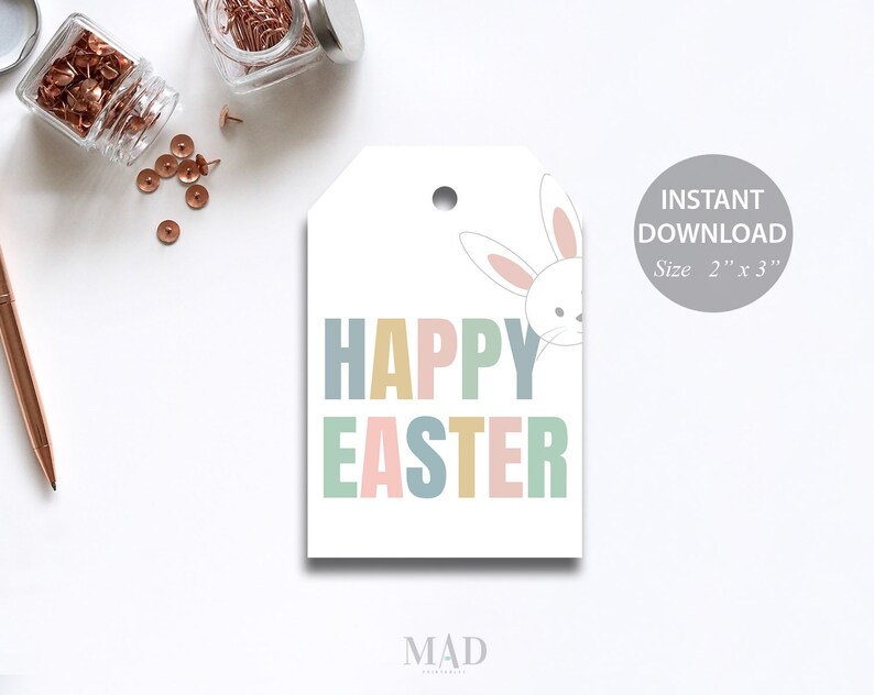 Pu&ograve; includere: Un'etichetta regalo bianca con un messaggio "Buona Pasqua" in colori pastello e un coniglietto bianco che spunta dall'angolo in alto a destra. L'etichetta misura 2 pollici per 3 pollici.