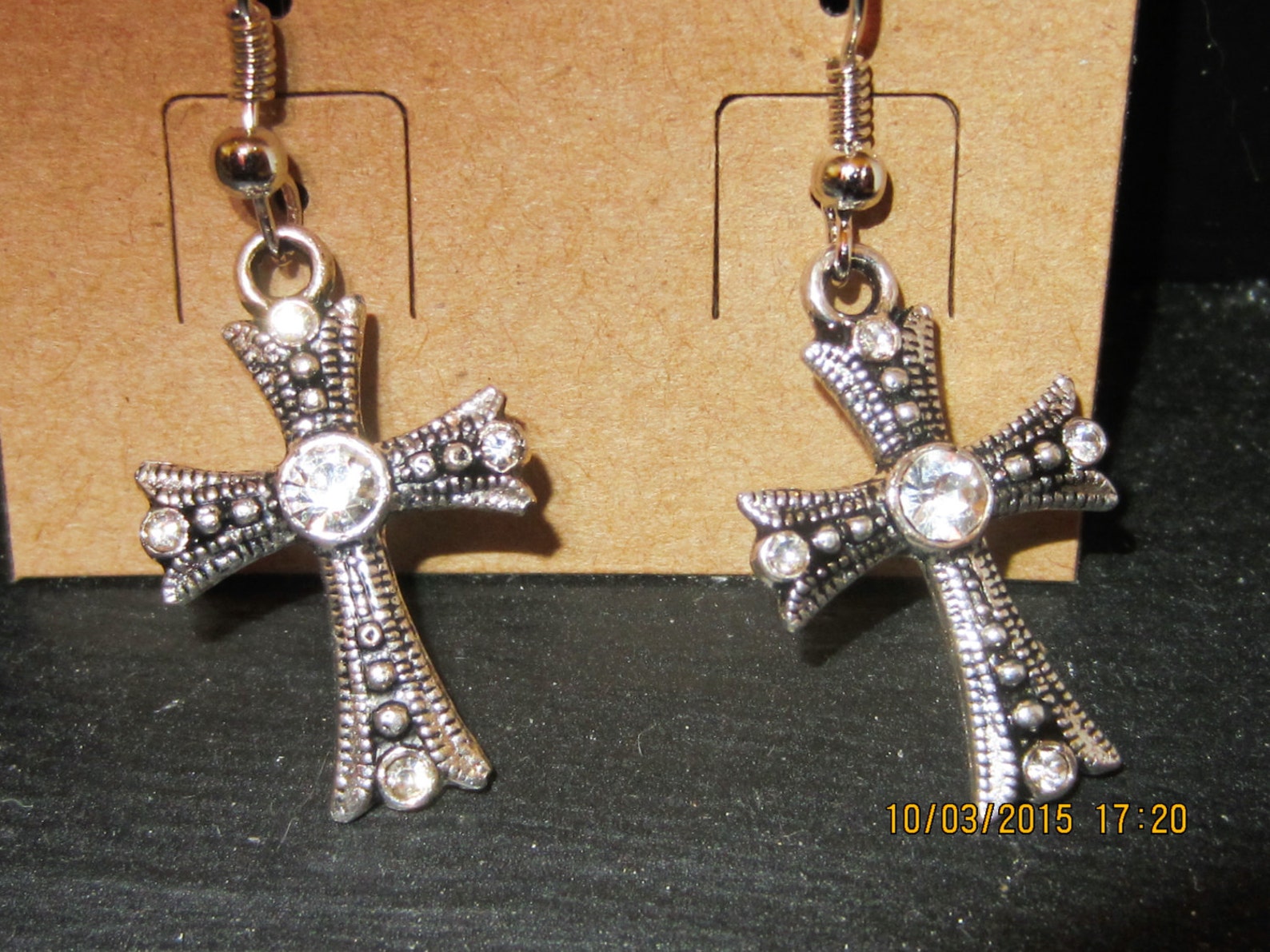 Un Paio Di Orecchini A Cerchio E Croce Da 30 Mm Placcati In Argento. - Italia