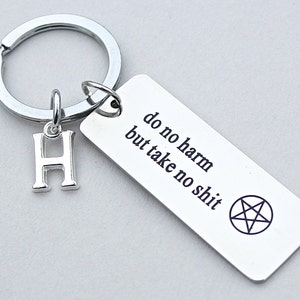 Peut inclure: Porte-clés argenté avec un charme en lettre H argenté et une étiquette argentée qui dit "ne fais pas de mal mais ne te fais pas avoir" avec un symbole pentagramme.