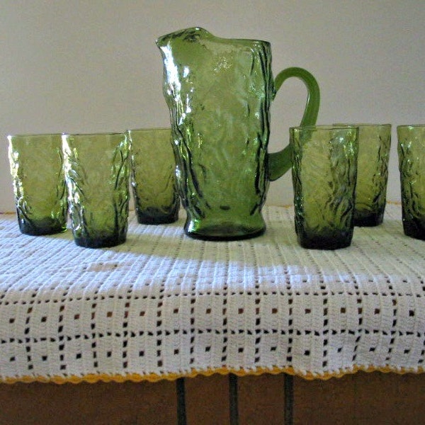 Casual Green 32 oz  Pitcher with six juice glasses.   Excellent Condition.  See Pictures.  Seneca Glass Co.  Driftwood Casual Green.