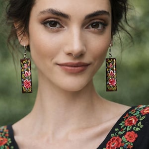 Kolczyki ręcznie robione, prezent dla niej, Długie brązowe kolczyki, malowane kwiaty, biżuteria z drewna boho, etniczne kolczyki ekologiczne, sztuka ludowa, prezenty dla mamy dla kobiet