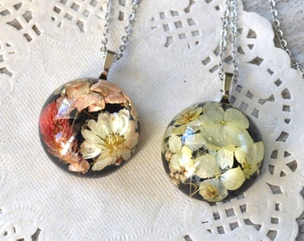 Collar con colgante de flores prensadas, joyería floral de resina, pieza única, hecha a mano, botánica, estilo cottagecore, regalo para amantes de la naturaleza, regalo único para novia o mamá.
