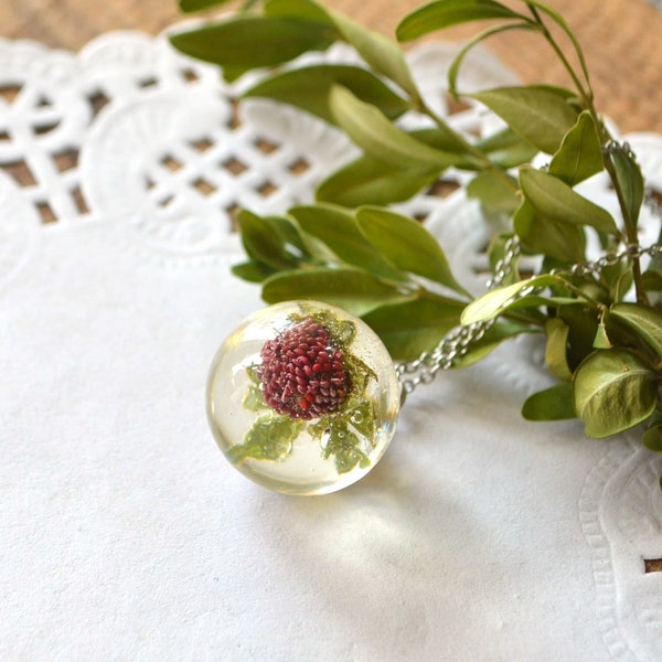 collier pendentif fraise résine sphère transparente fleurs pressées cadeau pour elle, bijoux de plantes de terrarium cadeau de baies sauvages rouges pour fille