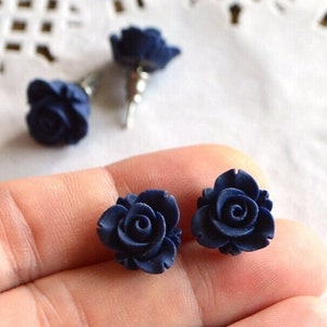 Pendientes de rosa azul oscuro, regalo minimalista para ella, pendientes de flores, regalo para niña, pendientes pequeños, joyería pagana floral negra gótica.