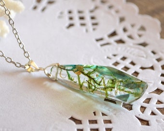 Collier pendentif fleur pressée, bijoux en résine, cadeau bijoux terrarium des bois, cristal pour ami, collier vert écologique, cadeau nature pour soeur