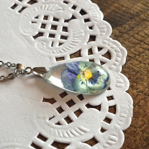 Collar colgante de flor violeta, joyería de terrario de resina, regalo de Navidad bohemio para mamá, regalo de Año Nuevo para mujer, joyería floral, otoño botánico