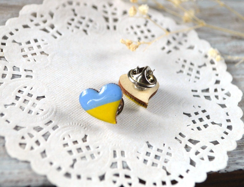 blue yellow heart pin Ukrainian flag jewelry wooden Brooch hand painted, stand with Ukraine pin Support Ukraine Gift for her, unisex Badges zdjęcie 1