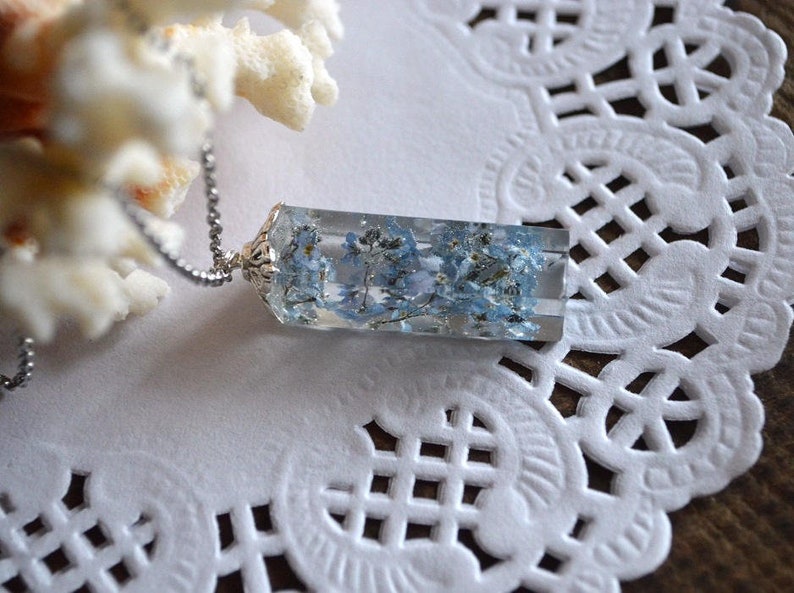 Collier pendentif myosotis bleu, cadeau bijoux insolite pour fille, bijoux pour femme bijoux uniques fleurs en bijoux cadeau jardinage image 2