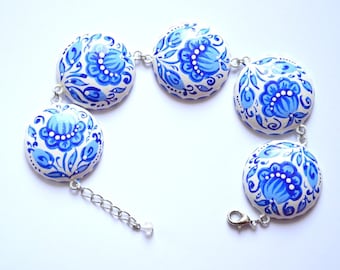 Blau lackiertes Armband Handarbeit Schmuck Boho Armband handgemalt Geschenkidee für sie Blau weiß Hochzeit Schmuck elegant Folk Schmuck ethno