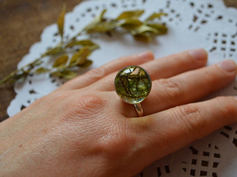 green woodland ring resin, sister gift for friend, terrarium ring natural jewelry real moss forest green ring, nature woodland jewelry women imagem 4