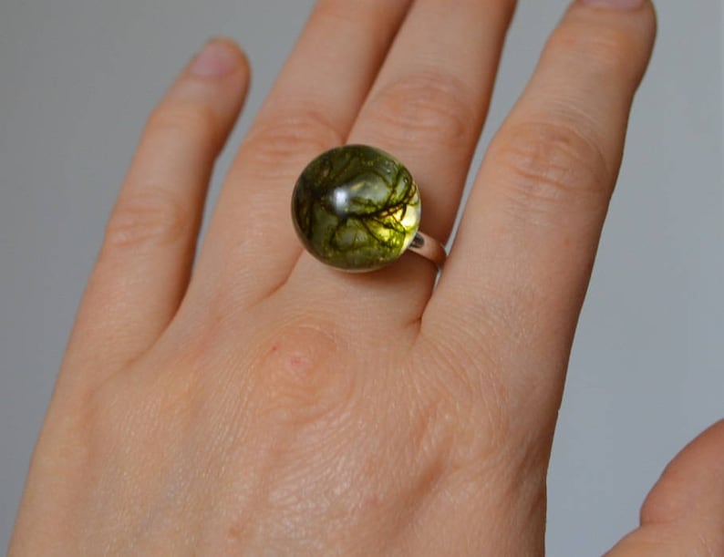 green woodland ring resin, sister gift for friend, terrarium ring natural jewelry real moss forest green ring, nature woodland jewelry women imagem 2