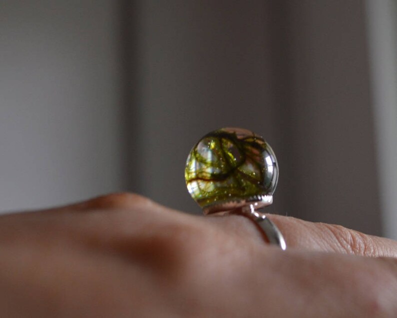 green woodland ring resin, sister gift for friend, terrarium ring natural jewelry real moss forest green ring, nature woodland jewelry women imagem 3