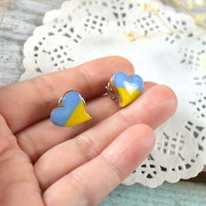 blue yellow heart pin Ukrainian flag jewelry wooden Brooch hand painted, stand with Ukraine pin Support Ukraine Gift for her, unisex Badges zdjęcie 2