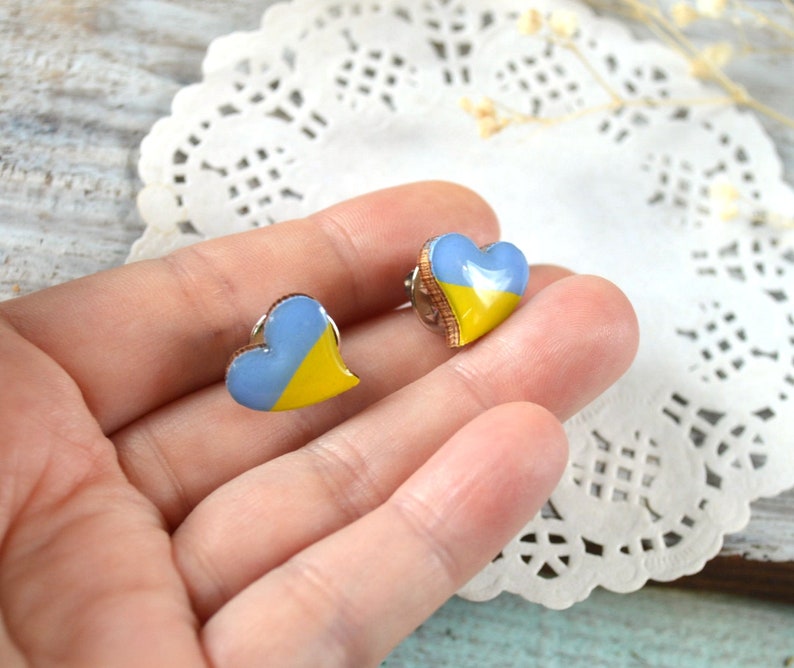 blue yellow heart pin Ukrainian flag jewelry wooden Brooch hand painted, stand with Ukraine pin Support Ukraine Gift for her, unisex Badges zdjęcie 2