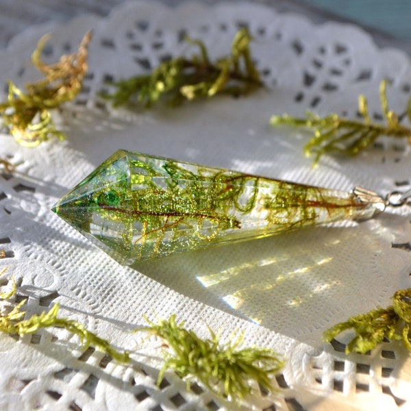 Collier pendentif fée mousse, cristal vert, bijoux en résine, terrarium forestier, son cadeau pour une amie, fleur pressée botanique, cadeau amoureux de la nature, maman