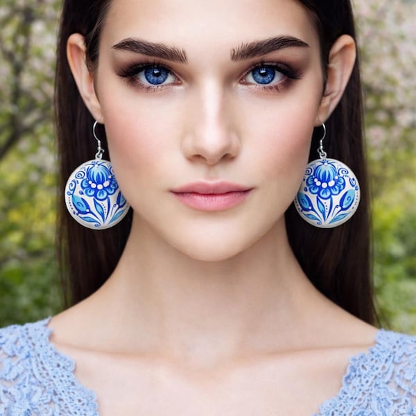 Pendientes azules y blancos, joyería nupcial hecha a mano para mujer, algo de pendientes colgantes azules ligeros de madera pintados a mano, idea de regalo de boda para ella