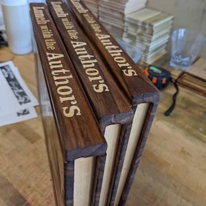 Tagliere in legno massello a forma di libro. Trasforma il tuo tagliere in un libro vintage, personalizzandone il titolo. immagine 7