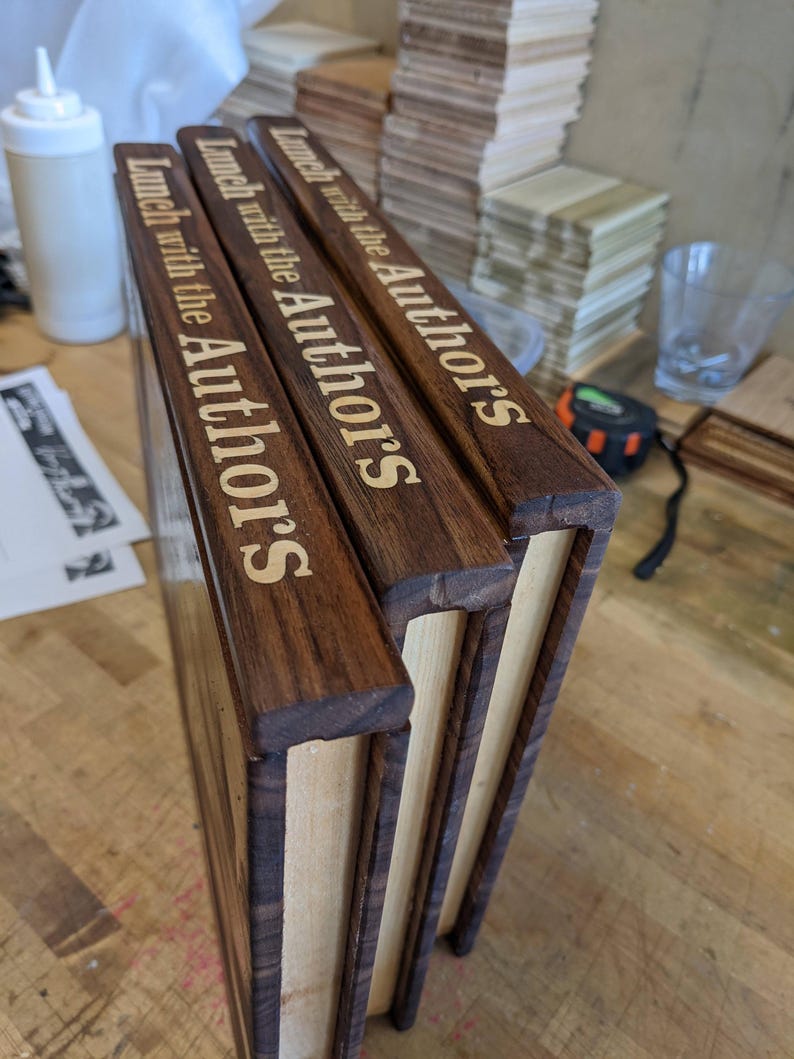 Tagliere in legno massello a forma di libro. Trasforma il tuo tagliere in un libro vintage, personalizzandone il titolo. immagine 7