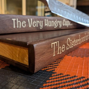 Tagliere in legno massello a forma di libro. Trasforma il tuo tagliere in un libro vintage, personalizzandone il titolo. immagine 2