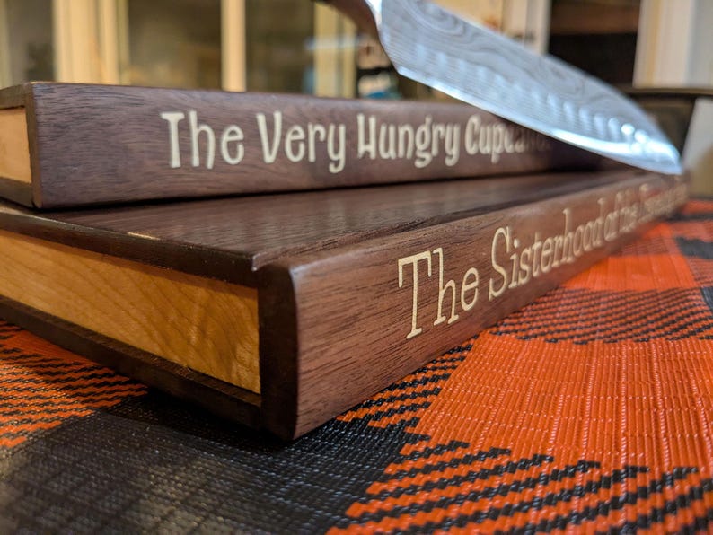 Tagliere in legno massello a forma di libro. Trasforma il tuo tagliere in un libro vintage, personalizzandone il titolo. immagine 2