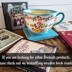 Tagliere in legno massello a forma di libro. Trasforma il tuo tagliere in un libro vintage, personalizzandone il titolo. immagine 14