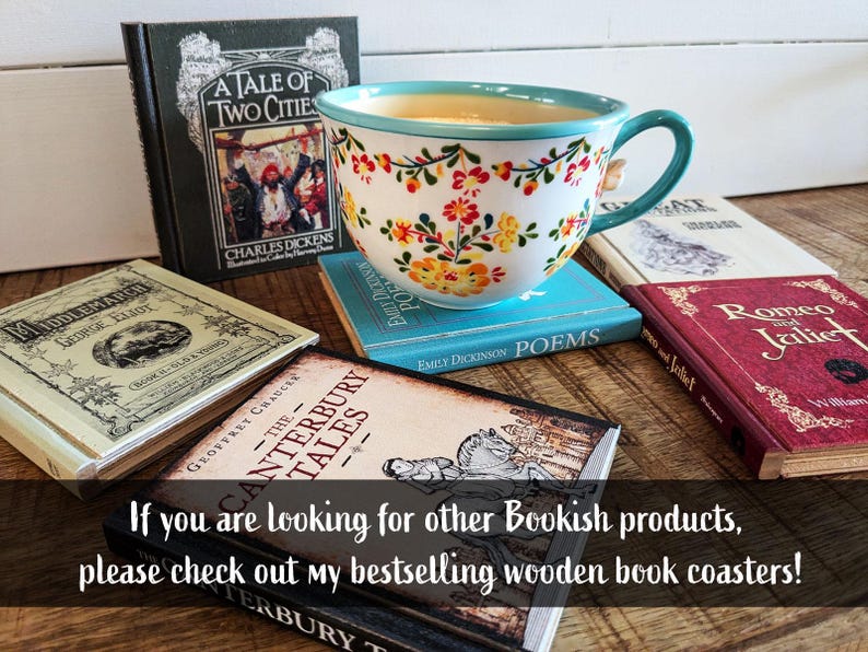 Tagliere in legno massello a forma di libro. Trasforma il tuo tagliere in un libro vintage, personalizzandone il titolo. immagine 14