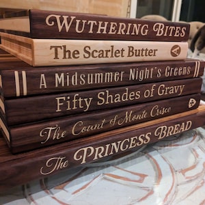 Tagliere in legno massello a forma di libro. Trasforma il tuo tagliere in un libro vintage, personalizzandone il titolo. immagine 8