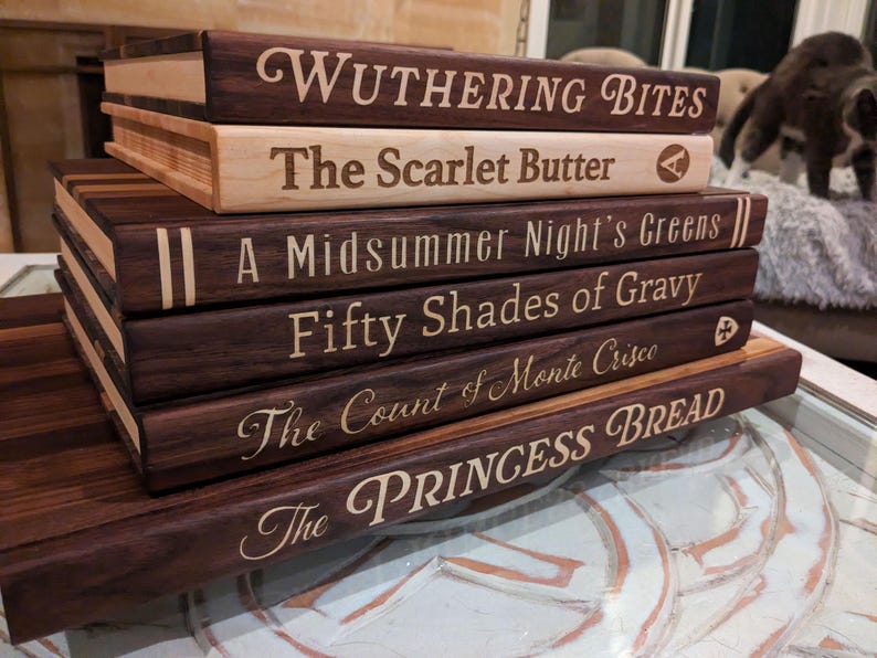 Tagliere in legno massello a forma di libro. Trasforma il tuo tagliere in un libro vintage, personalizzandone il titolo. immagine 8