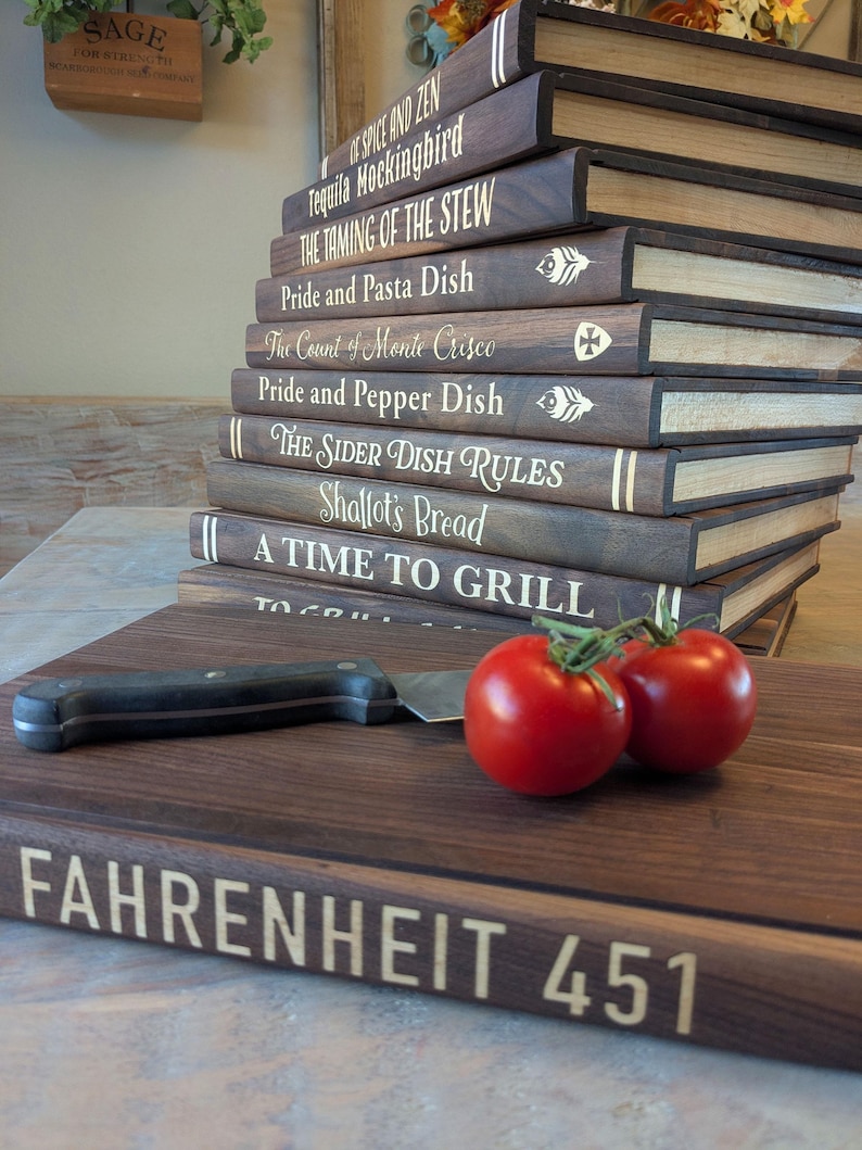 Tagliere in legno massello a forma di libro. Trasforma il tuo tagliere in un libro vintage, personalizzandone il titolo. immagine 1