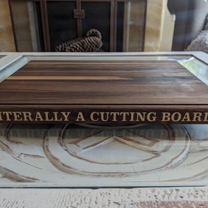 Tagliere in legno massello a forma di libro. Trasforma il tuo tagliere in un libro vintage, personalizzandone il titolo. immagine 16