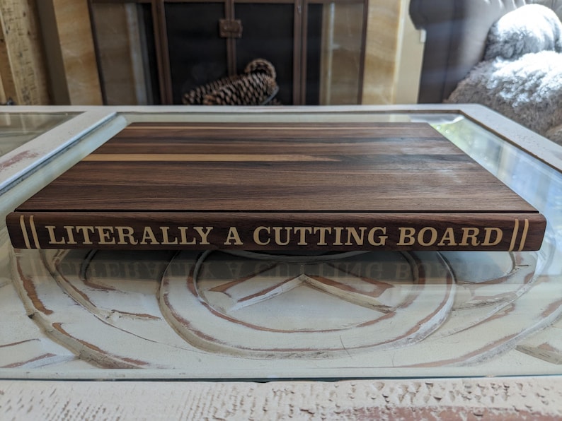 Tagliere in legno massello a forma di libro. Trasforma il tuo tagliere in un libro vintage, personalizzandone il titolo. immagine 16