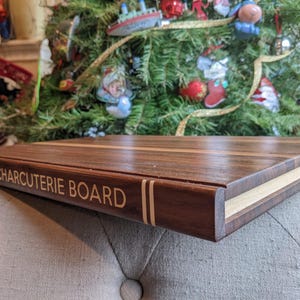 Tagliere in legno massello a forma di libro. Trasforma il tuo tagliere in un libro vintage, personalizzandone il titolo. immagine 15