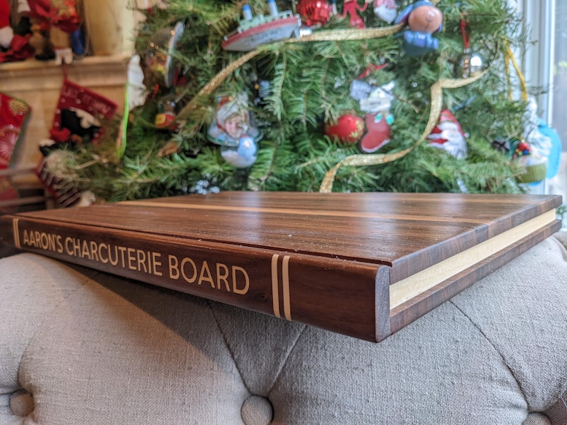 Tagliere in legno massello a forma di libro. Trasforma il tuo tagliere in un libro vintage, personalizzandone il titolo. immagine 15