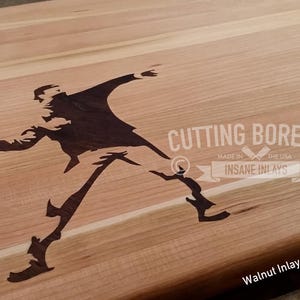 Tabla de cortar / fuente para servir / arte de cocina inspirado en Bansky. Arte de graffiti. Artista callejero.