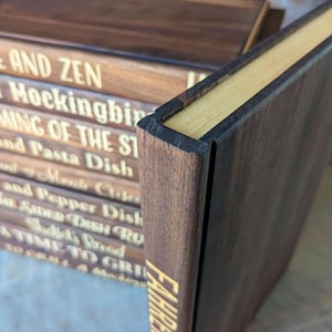 Tagliere in legno massello a forma di libro. Trasforma il tuo tagliere in un libro vintage, personalizzandone il titolo. immagine 4