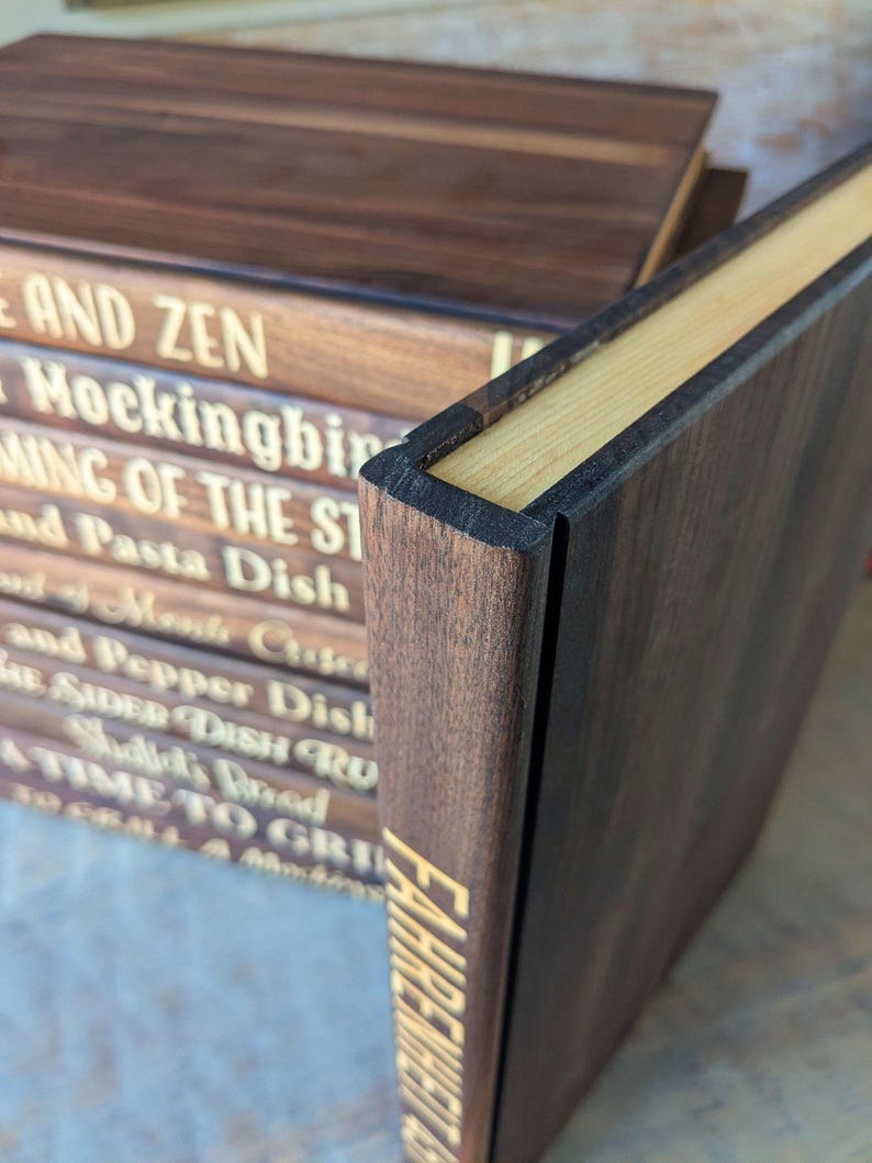 Tagliere in legno massello a forma di libro. Trasforma il tuo tagliere in un libro vintage, personalizzandone il titolo. immagine 4