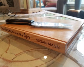 Tagliere in legno massello a forma di libro. Inclusa l'incisione personalizzata del tuo titolo!