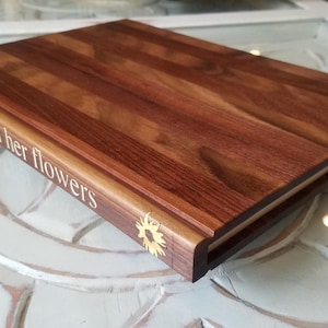 Tagliere in legno massello a forma di libro. Trasforma il tuo tagliere in un libro vintage, personalizzandone il titolo. immagine 11