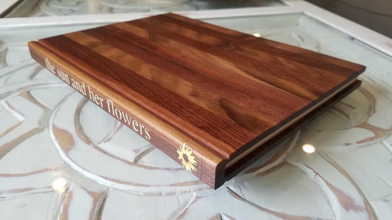 Tagliere in legno massello a forma di libro. Trasforma il tuo tagliere in un libro vintage, personalizzandone il titolo. immagine 11