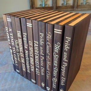 Tagliere in legno massello a forma di libro. Trasforma il tuo tagliere in un libro vintage, personalizzandone il titolo. immagine 6