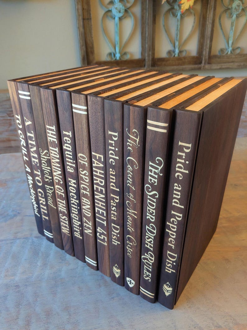 Tagliere in legno massello a forma di libro. Trasforma il tuo tagliere in un libro vintage, personalizzandone il titolo. immagine 6